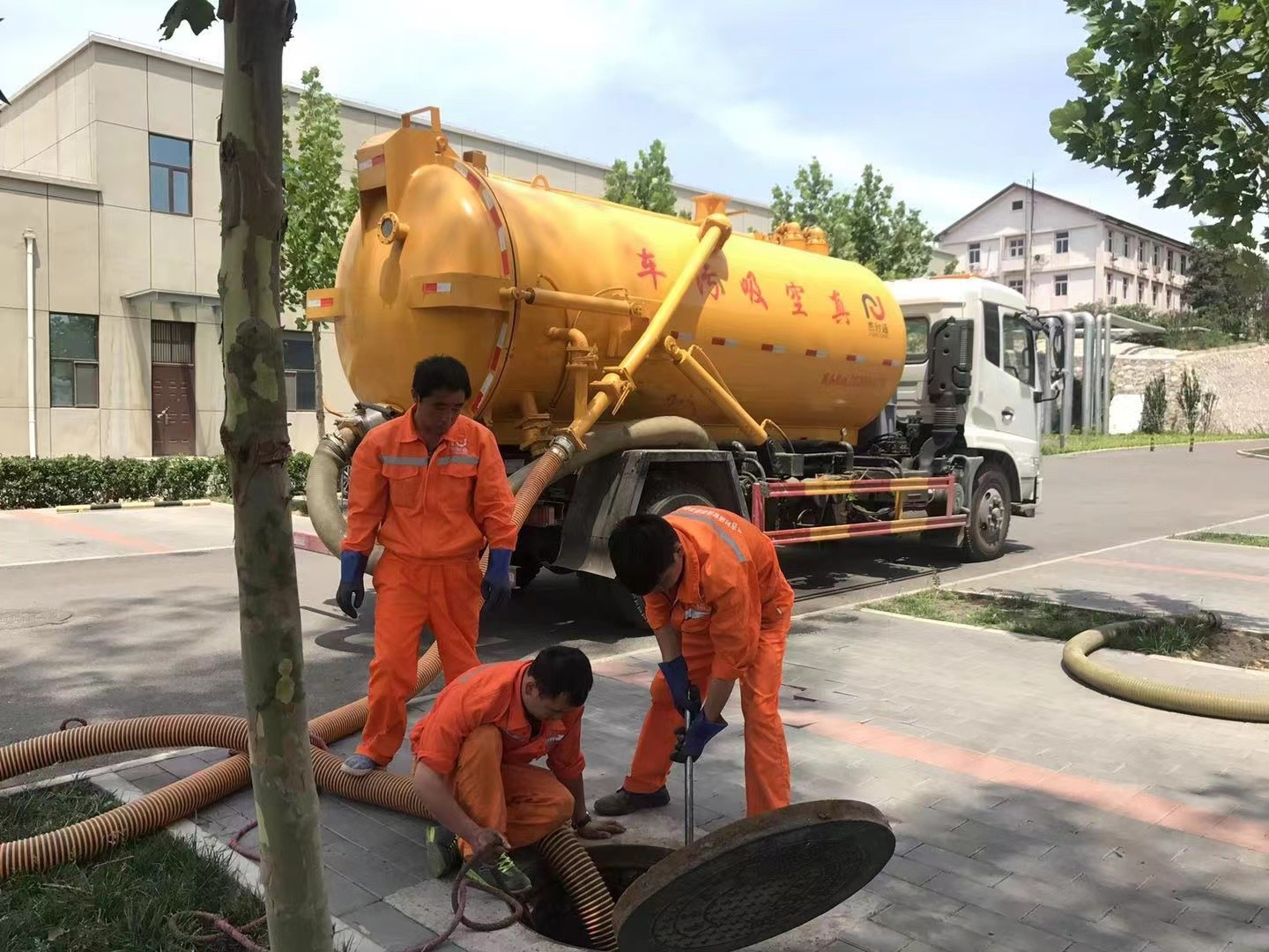 会同管道疏通车停在窨井附近