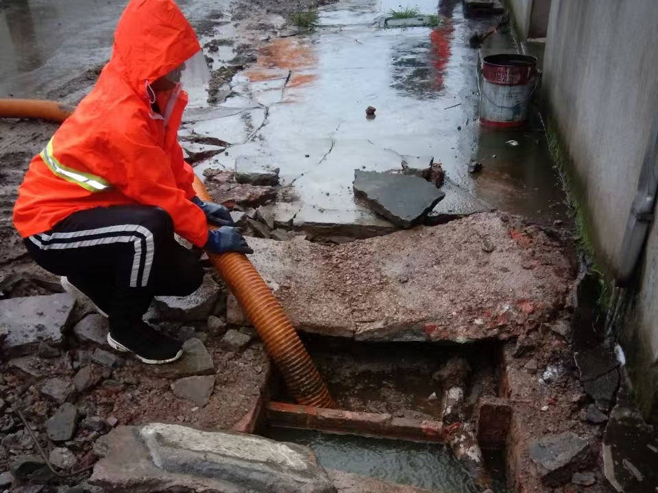 会同专业清理污水池 炜誉市政以规范流程守护城市 “肠道”