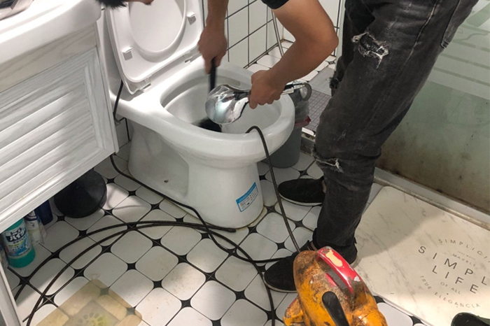 会同马桶堵塞自己疏通还是找师傅？专业上门服务让你省时更省心