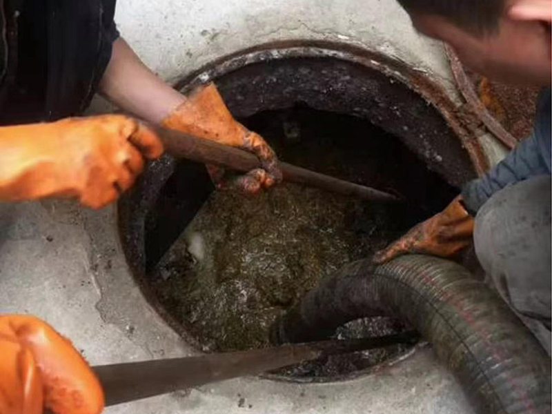 会同清理化粪池时如何避免沼气的危害？